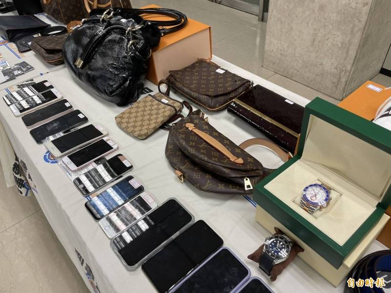 警方查扣提款卡、存摺、手機、筆電、平板、皮包、手錶等大批贓證物。（記者邱俊福攝）