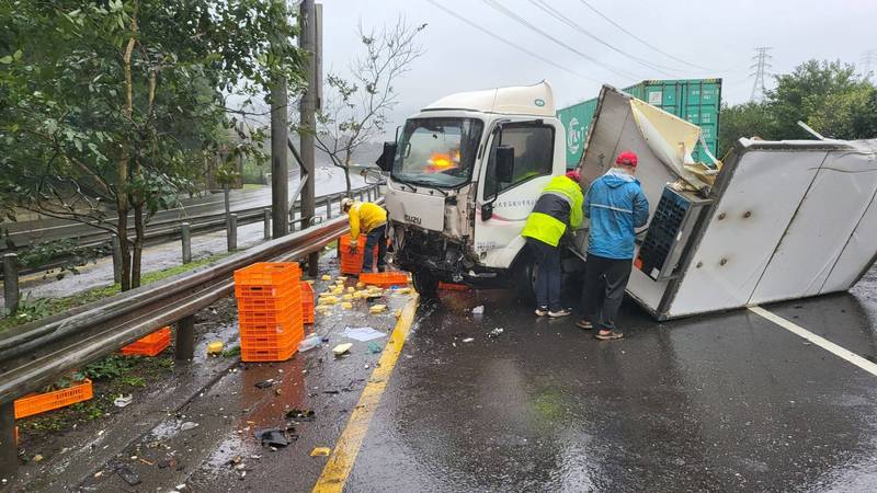 載雞蛋豆腐的小貨車，今天下午行經台2線12.4公里處，疑因天雨路滑失控翻滾；陳姓駕駛在車體翻滾時，從駕駛車門噴飛車外，幸運跌進中央分隔島內，意識清楚。（記者林嘉東翻攝）