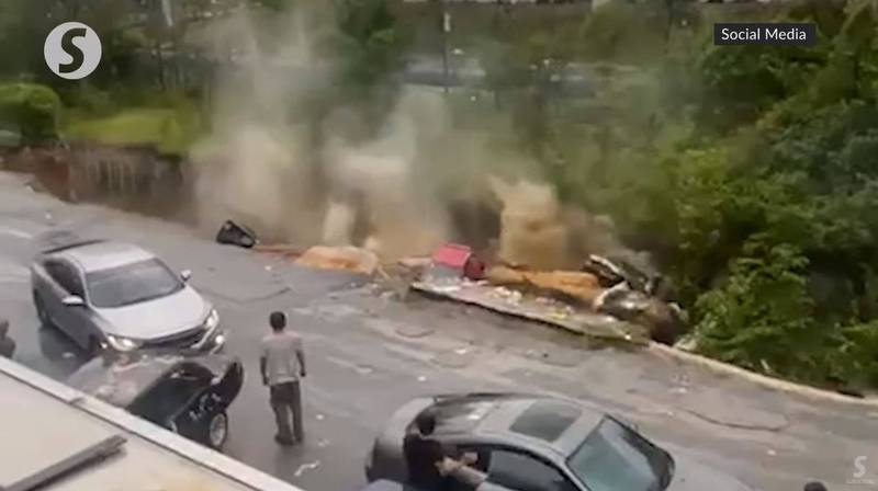 馬來西亞的雪蘭莪州遭遇連日豪雨，近日更傳出有一處露天停車場竟有大片路面直接坍塌。（圖擷自YouTube）