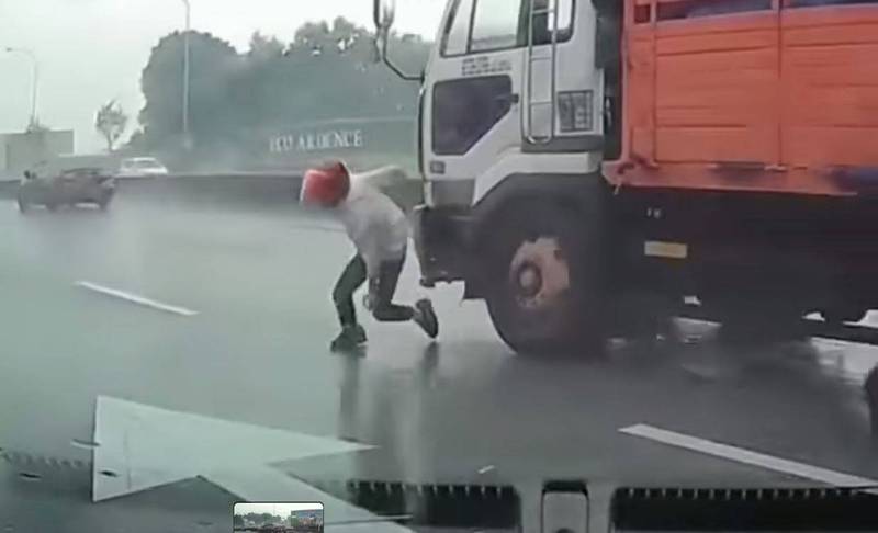 騎士險遭後方貨車追撞。（圖取自臉書/八卦村 - 行車紀錄器影片上傳中心）