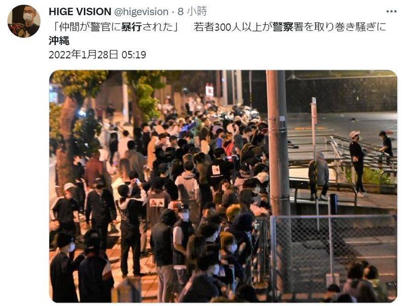 日本沖繩昨深夜傳出，警局遭到300多名青少年包圍，並丟擲石塊、雞蛋、鞭炮等，據日媒消息指出，事發起因為一名17歲青少年與警察發生交通事故，結果青少年疑似被警棍毆打到重傷。（圖擷自推特）