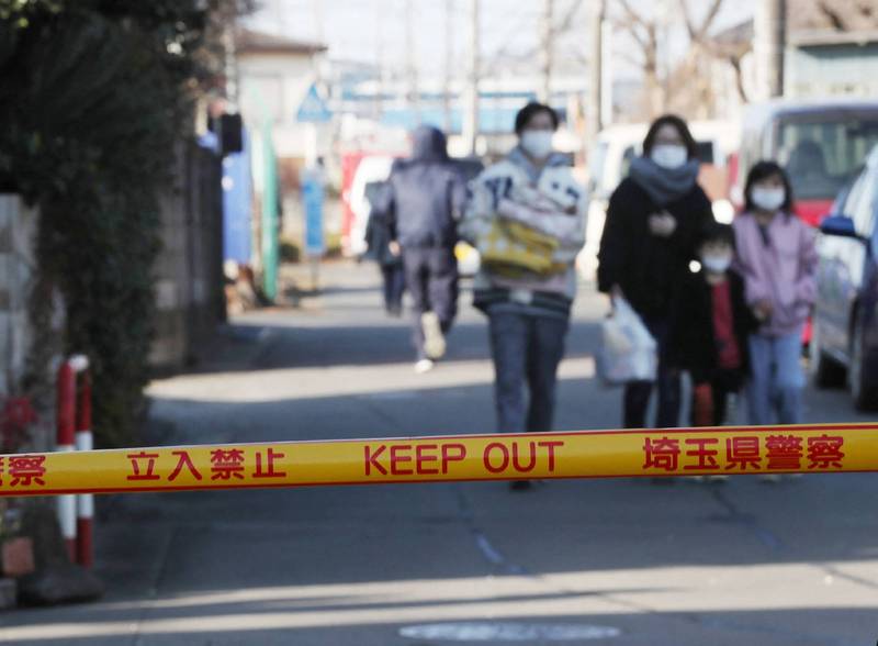 日本埼玉縣27日晚間發生持槍挾持案，被疏散的民眾在28日上午陸續返家。（法新社）