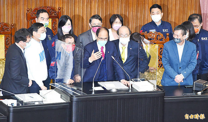 Legislative Speaker You Si-kun, front center, accompanied by Democratic Progressive Party caucus whip Ker Chien-ming, fifth right, are surrounded by Chinese Nationalist Party （KMT） legislators occupying the speaker’s podium in the Legislative Yuan in Taipei as they threatened to boycott the budget review yesterday.
Photo: Liao Chen-huei, Taipei Times