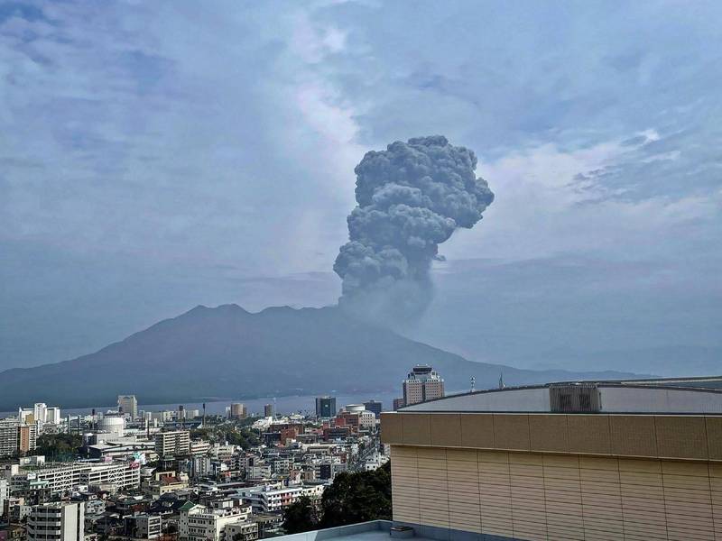 日本櫻島火山今天下午噴發。（擷取自Twitter@Nezo_Samarin）