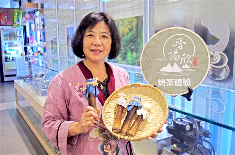 晉揚欣茶庄推出「竹筒烤茶」體驗遊程，受不少公司行號青睞，不用出國也能到嘉義縣梅山鄉太興村「烤茶」。（記者王善嬿攝）