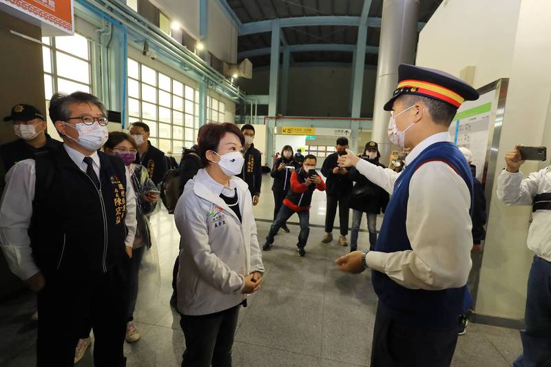 台中市長盧秀燕（圖中）視察沙鹿火車站清潔消毒，她呼籲「為愛防疫」，強調中市防疫等級與中央一致。（記者張瑞楨翻攝）
