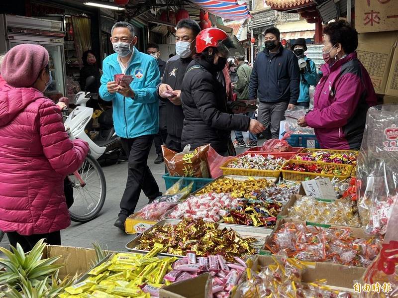 金門縣長楊鎮浯（左二）前往傳統市場了解貨品供應情形。（記者吳正庭攝）