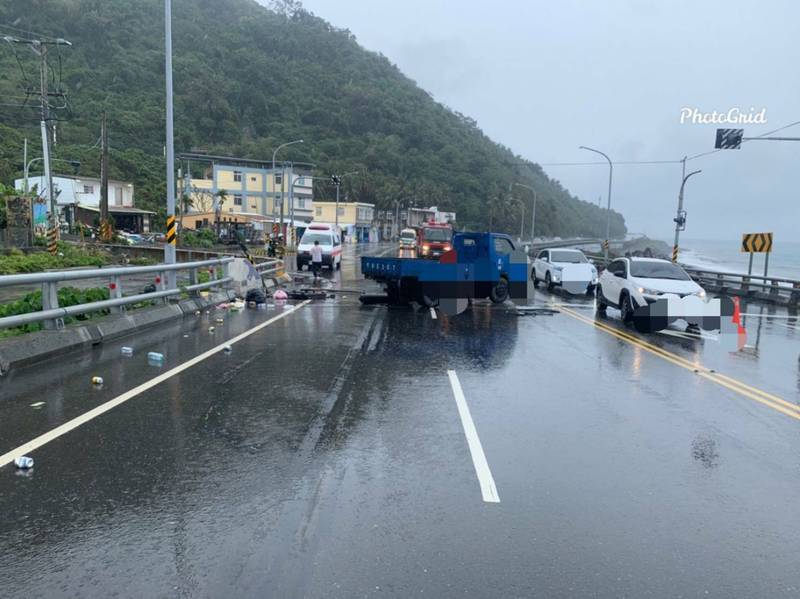 南迴公路加津林橋小貨車雨中自撞。（記者黃明堂翻攝）