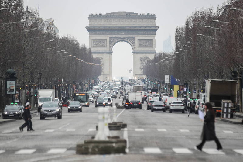 巴黎凯旋门前往来的路人。（欧新社）(photo:LTN)