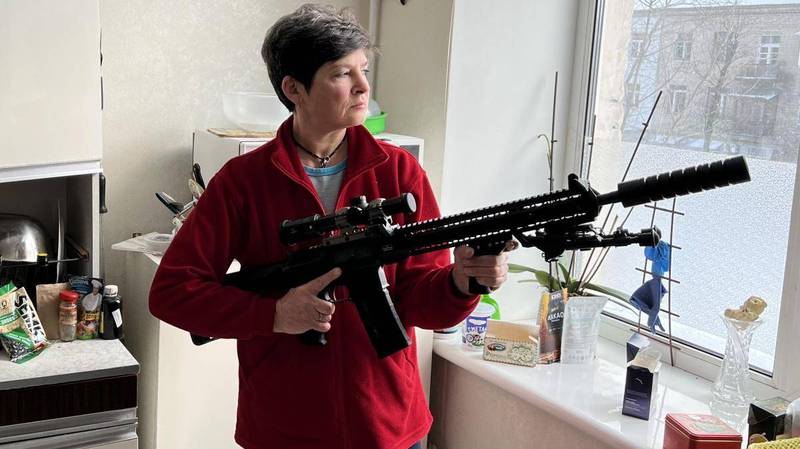 烏克蘭3寶媽自費買槍枝，加入國土防衛部隊，為隨時與俄羅斯可能發生的衝突做好準備。（翻攝自推特）