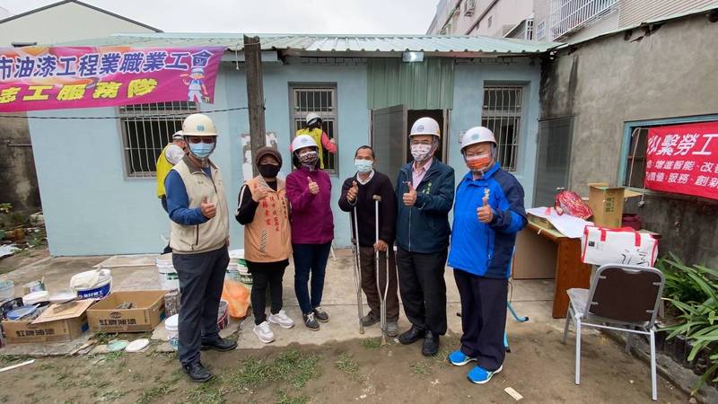 小年夜，台南市勞工局「做工行善團」的油漆志工仍為弱勢家庭加強粉刷。（圖由台南市勞工局提供）