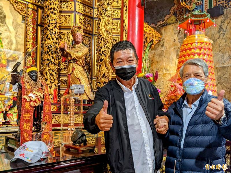 民俗專家廖大乙（左）所祀奉的「遊學太子爺」神尊，春節駐駕日月潭文武廟。（記者劉濱銓攝）