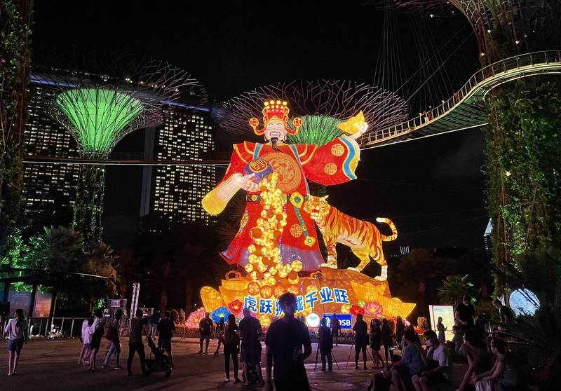 新加坡春节盛典「春到河畔」活动今年再度于滨海湾花园登场，其中的巨型财神爷灯饰十分吸睛。（中央社）(photo:LTN)