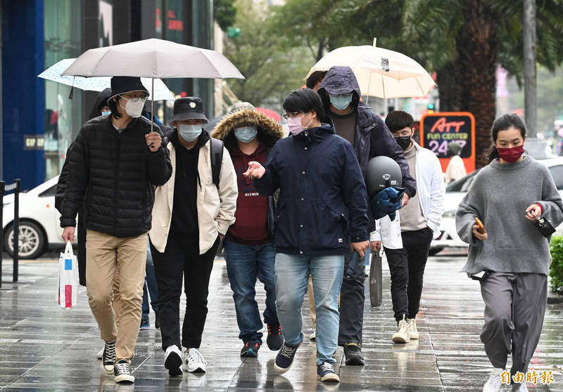 氣象局表示，此波冷氣團預計影響至除夕（31日），請留意溫度變化，適時增添衣物注意保暖。（資料照）