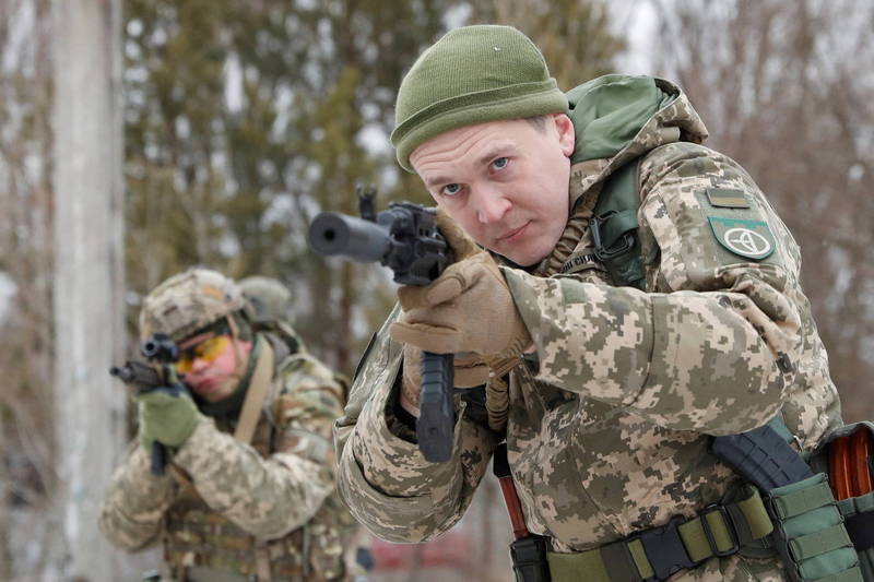 参加训练的后备军人中，部分穿着全套步兵装备、手持狩猎步枪，并曾经历过2014年俄罗斯侵略乌克兰克里米亚半岛、支援亲俄叛军的武装冲突。但也有后备军人身穿运动鞋、运动衣并手持木制模型枪。（路透）(photo:LTN)