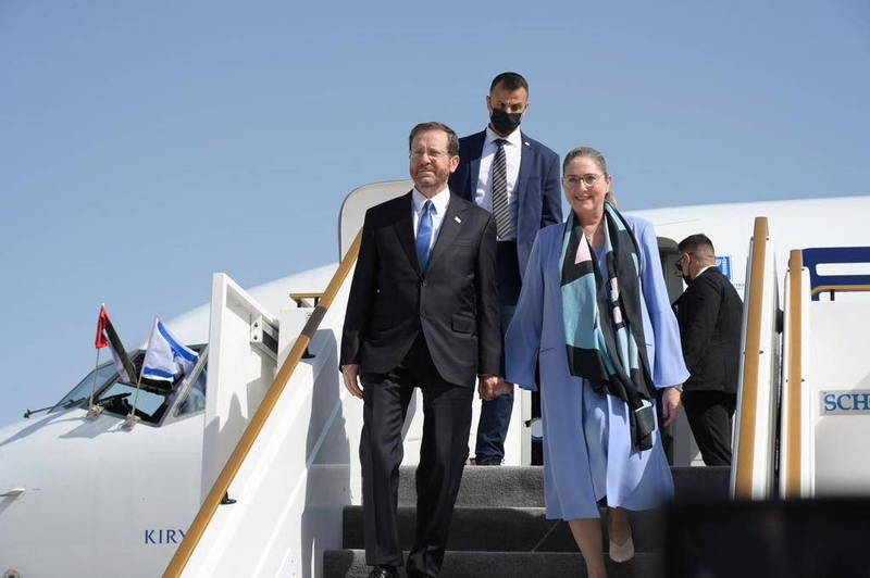 赫佐格与夫人一同步下飞机，这是以色列总统史上首次踏足阿联领土。（欧新社）(photo:LTN)