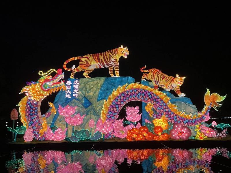 新加坡春节盛典「春到河畔」活动于滨海湾花园登场，因应虎年到来，现场有不少老虎造型灯饰，包括展示于水面上的「虎啸龙吟」。（中央社）(photo:LTN)