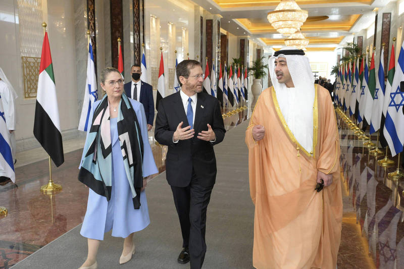 以色列总统赫佐格（中）与总统夫人米哈尔（左）亲访阿联，阿联外长阿布杜拉（右）接待。（美联社）(photo:LTN)