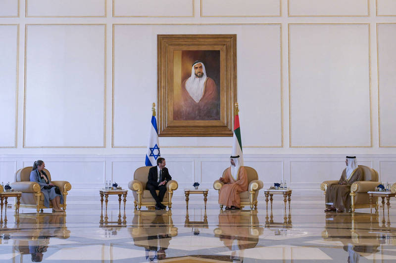 阿联外长阿布杜拉（中右）与以色列总统赫佐格（中左）交谈。（美联社）(photo:LTN)