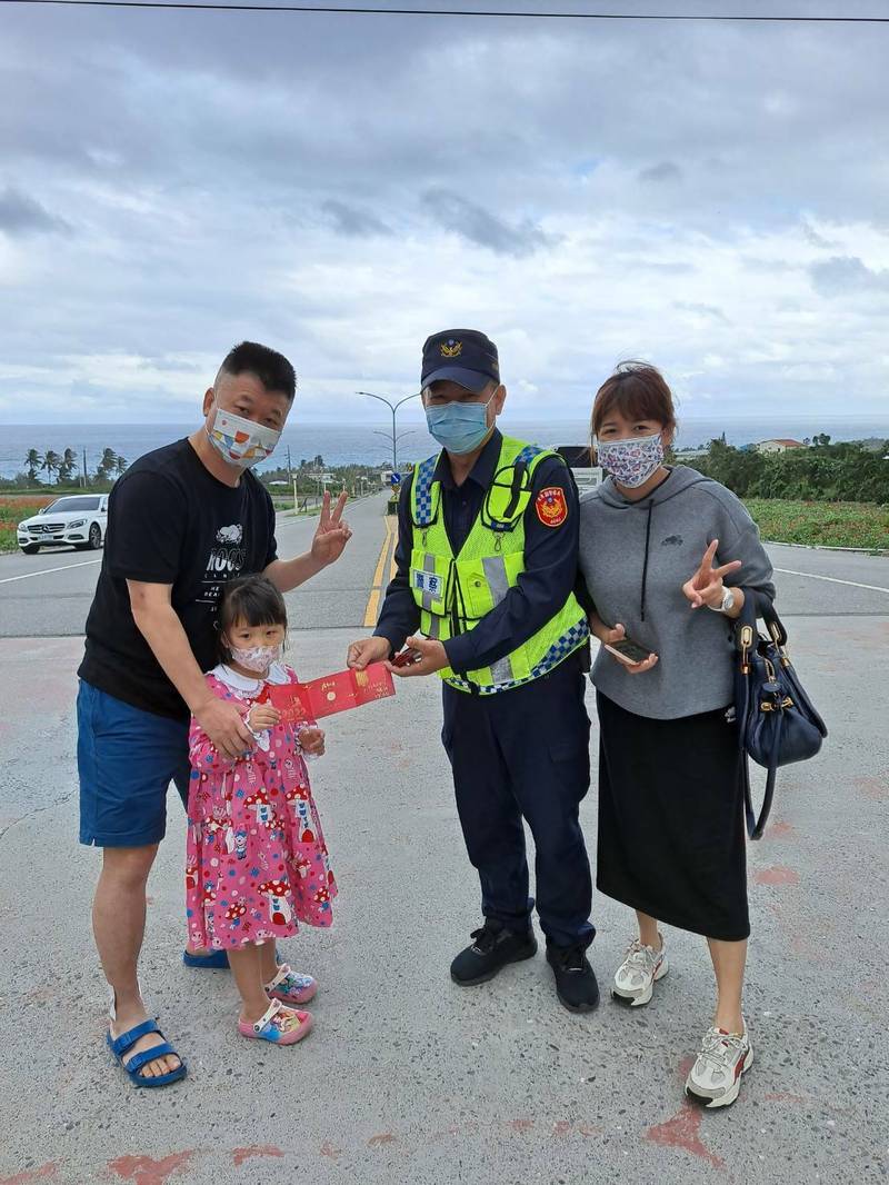 大武警分局員警在轄區多個旅遊景點發送小紅包給用路人，紅包內有印有「台東縣111年行車指南」。（記者黃明堂翻攝）