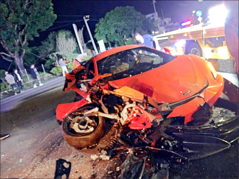 麥拉倫千萬超跑因前方車輛駕駛酒駕迴轉，閃避不及車頭撞爛。（民眾提供）