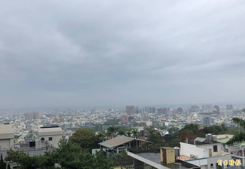 台中市豐原山區天空灰濛,空氣品質不佳。(記者張軒哲攝) 台中市豐原山區天空灰濛,空氣品質不佳。(記者張軒哲攝)