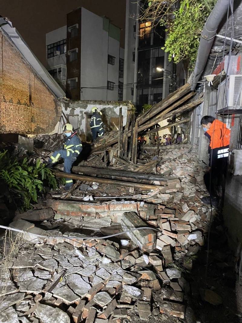 台北市士林區一間民宅疑因年久失修，不耐大雨沖刷而崩塌。（記者吳政峰翻攝）