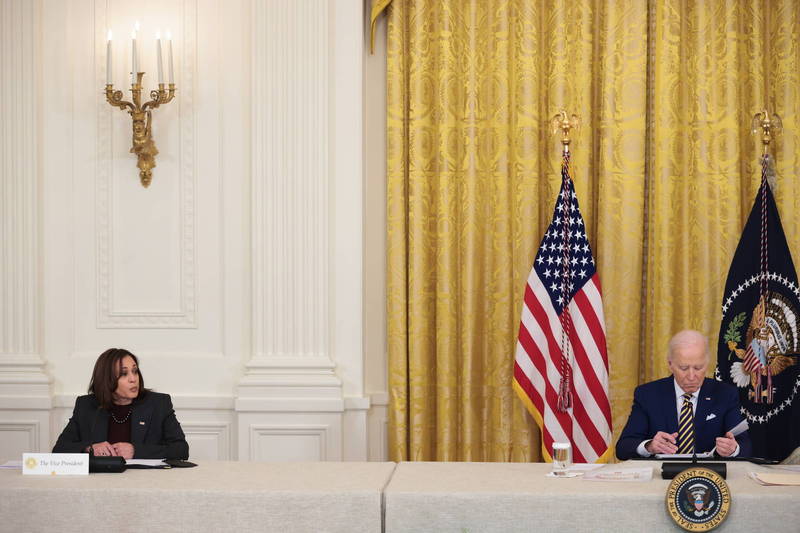 美国总统拜登（右）与副总统贺锦丽（左）于1月31日在白宫东厢房接见全国州长协会，商讨美墨边境的移民问题。（欧新社）(photo:LTN)