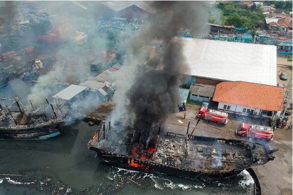 印尼爪哇省直葛市渔港发生大火，造成17艘渔船被烧毁。（图翻摄自推特）(photo:LTN)