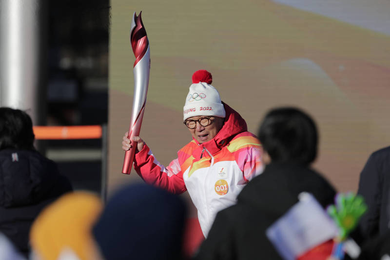 2022北京冬奥圣火传递活动将于2日至4日展开。图为第1棒火炬手罗致焕。（美联社）(photo:LTN)