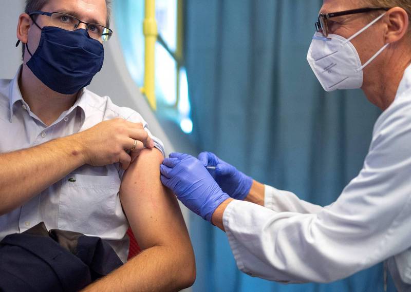 奥地利政府宣佈，将强制全国18岁以上民众施打疫苗，图为奥地利男子于首都维也纳接种流感疫苗，与新闻事件无关。（法新社）(photo:LTN)