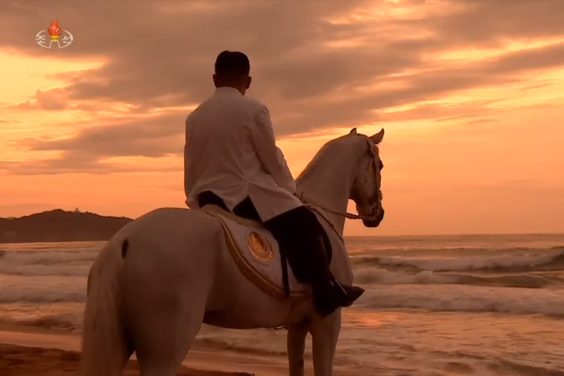 北韩官方昨公开年度纪录片《2021，伟大的胜利之年》，称颂领导人金正恩努力带领国家度过了「史上最艰困」的时期。影片播出金正恩身骑白马，独自在沙滩上欣赏日出的画面。（翻摄自YouTube）(photo:LTN)
