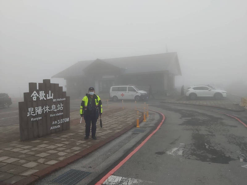 初三遊客湧入合歡山，山上濃霧籠罩，昆陽停車場已經全部客滿，警方冒低溫指揮交通。（仁愛警分局提供）