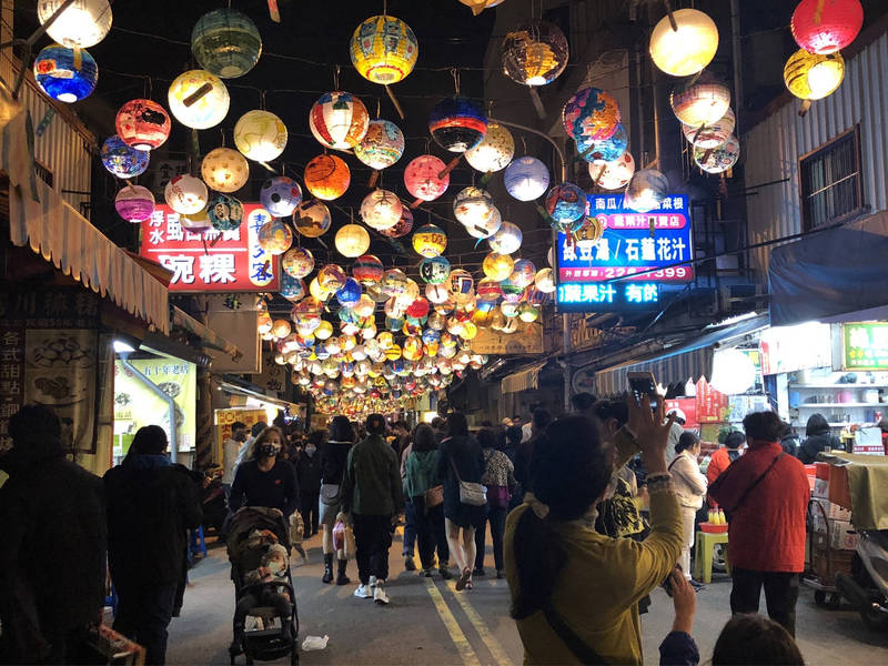 台南各地晚間燈會持續進行，越夜越美麗的燈海，也吸引遊客駐足留影。（南市觀旅局提供）