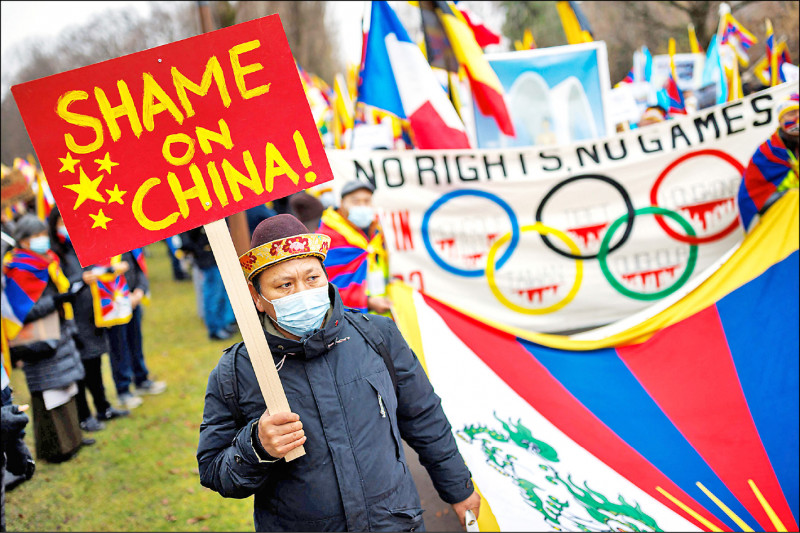 抗议人士三日参加在瑞士洛桑的国际奥会总部外的示威，手中举着写有「中国不要脸」的抗议标语牌。（法新社）(photo:LTN)