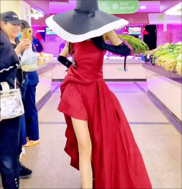 「菜媛」在超市旁若无人跳舞，网友看呆。（翻摄自微博）(photo:LTN)