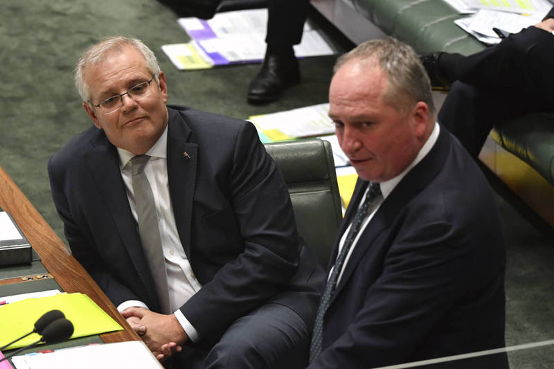 澳洲副总理乔伊斯（Barnaby Joyce，右）近日被爆料，曾在去年传讯给总理莫里森（Scott Morrison，左）同党职员，狂批莫里森「爱说谎又伪善」，今（5）日乔伊斯公开道歉并向莫里森请辞遭拒。（美联社）(photo:LTN)