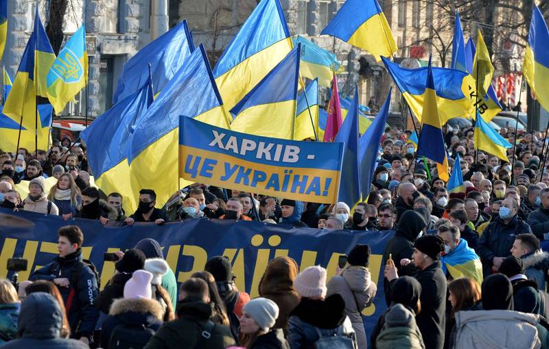 游行民众手持乌克兰国旗，以及「哈尔科夫属于乌克兰」等标语。（法新社）(photo:LTN)