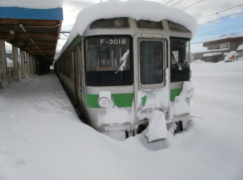 日本北海道札幌市今（6）日受到冬季氣壓分布影響，從昨（5）日下午就開始降下大雪，導致不少汽車、巴士遭掩埋，電車也被迫停駛。（圖擷取自Twitter_@jrhokkaido_info）