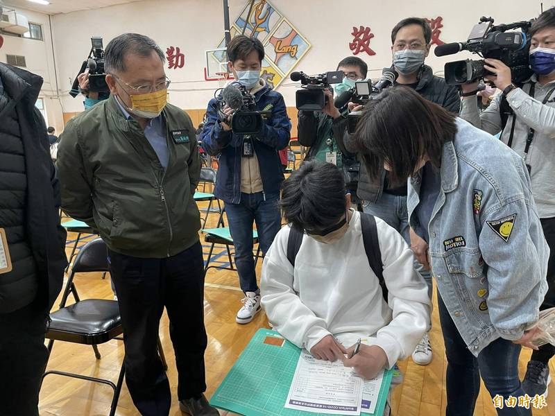 台北市今展開青少年BNT疫苗專案接種，副市長蔡炳坤今早表示，預計3天將完成3千多名師生接種，青少年第二劑涵蓋率可達8至9成。（記者鄭名翔攝）