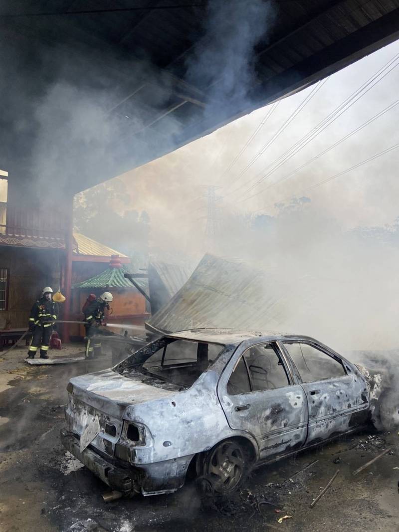 廢棄工寮起火燃燒，一旁轎車遭波及成廢鐵。（苗縣府消防局提供）