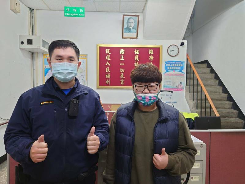 新北市淡水正德國中角力李姓女助教英勇協助警方查獲毒品通緝犯，淡水警分局今天慰問她、感謝見義勇為。（記者吳仁捷翻攝）