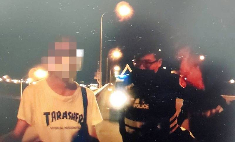 台中16歲陳姓少年（左1）和母親購物口角卻走上台74線快速道路，烏日警方獲報安全護送回警局。（記者陳建志翻攝）