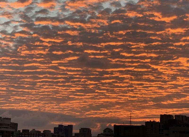 連日來有民眾傍晚拍到火紅色波浪雲層的「火燒雲」，直呼美極了，但也憂心「會不會是地震雲？」 （記者湯世名翻攝）