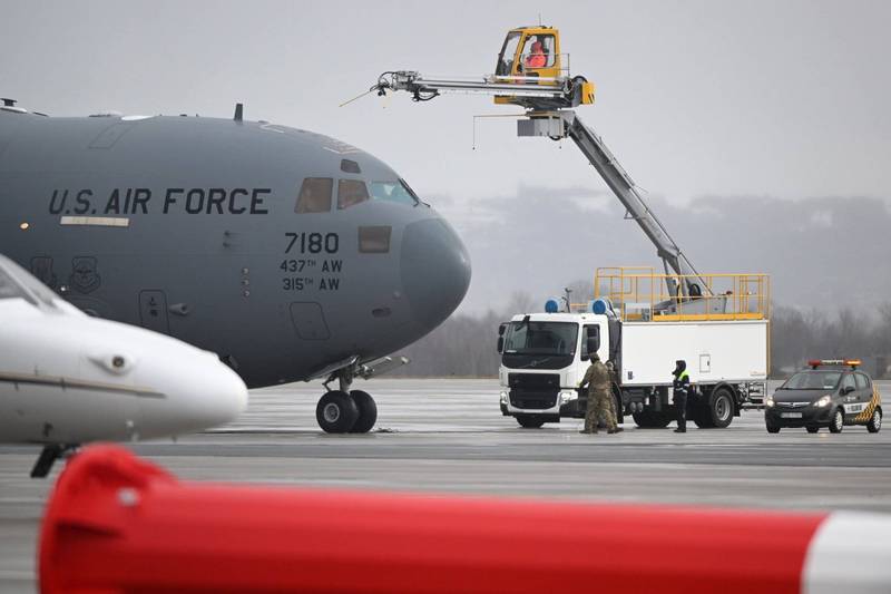 美軍C-17全球霸王III（Boeing C-17 Globemaster III）今天降落波蘭東南部里茲索夫－加西恩卡（Rzeszow-Jasionka）機場，82空降師（82nd Airborne Division）官兵陸續抵達。（歐新社）