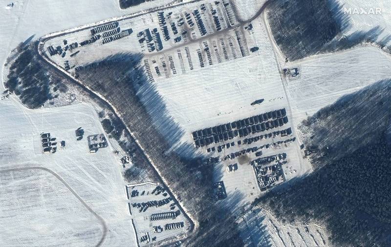 衛星拍下俄軍在列奇察的一處部隊營舍及停車場。（路透）