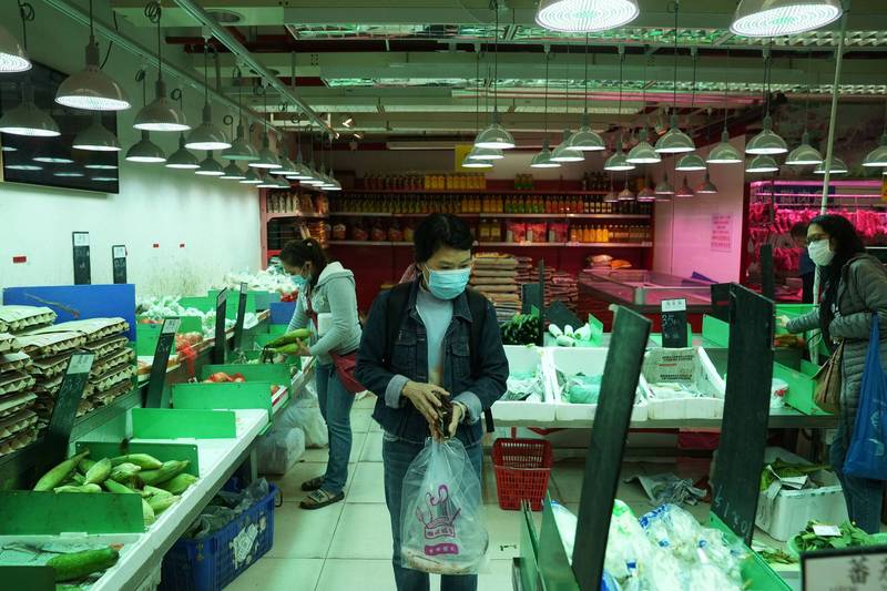 香港有90%的食品都来自中国，尤其是蔬菜、水果、肉品等新鲜食材，但由于近期传出多起货车司机确诊案例，市民担心物资短缺或价格上涨，已出现扫空超市货架、抢购、囤货等情况。（路透）(photo:LTN)
