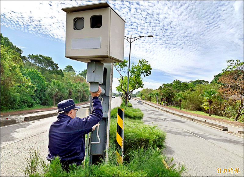 彰化市東外環道二．二公里處測速桿轉向了，縣警局交通隊將這支測速桿改為由南往北拍照。（記者湯世名攝）