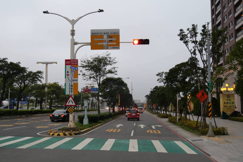 南桃園交流道機慢車從25日起，尖峰時間改走大興西路三段380巷。（交通局提供）