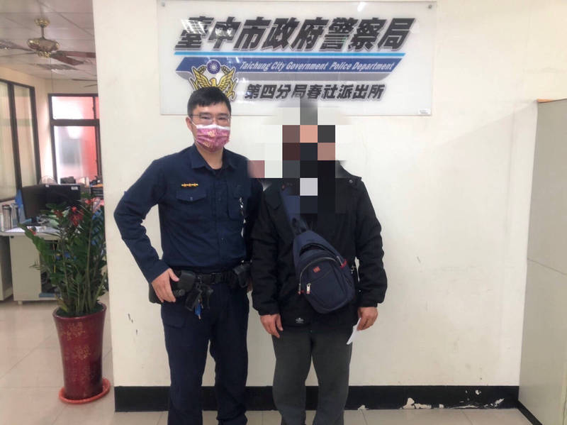 警方在年初二協助張男回家與老父團圓過年。（圖由警方提供）